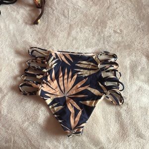 Highwaisted bikini bottoms.